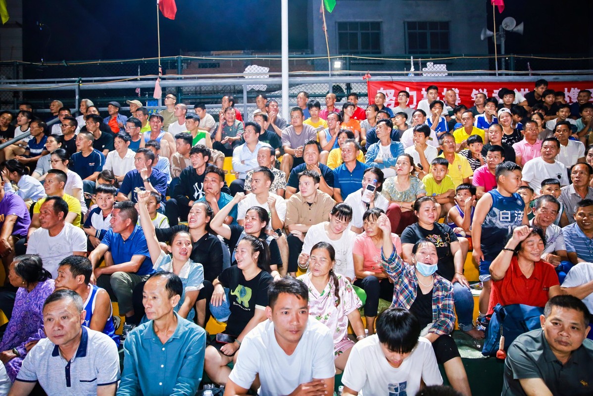 B体育体育下载-观众热情高涨，为选手加油助威