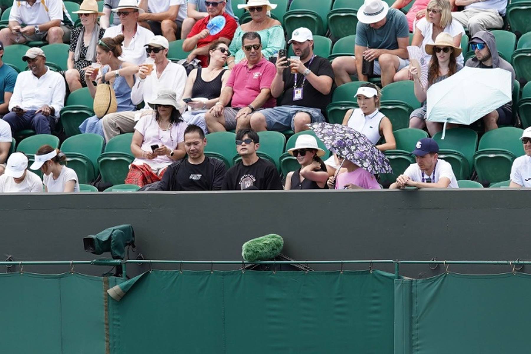 观众热情高涨,为选手加油助威 观众热情高涨,为选手加油助威