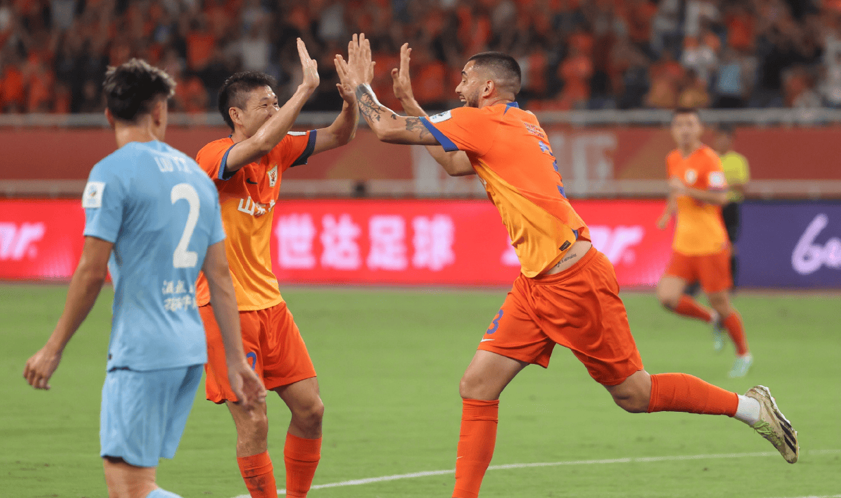 精彩纷呈的比赛场面深深吸引了球迷们的眼球的简单介绍 精彩纷呈的比赛场面深深吸引了球迷们的眼球的简单介绍