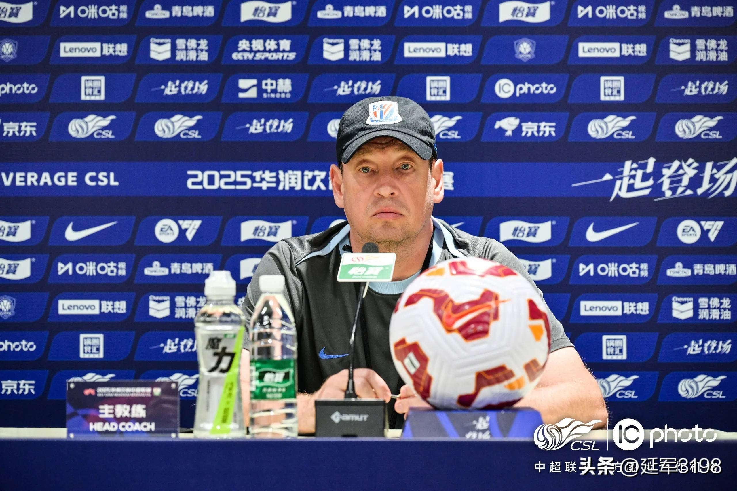 一支球队在国际大赛中斩获胜利,赢得掌声与赞誉的简单介绍 一支球队在国际大赛中斩获胜利,赢得掌声与赞誉的简单介绍