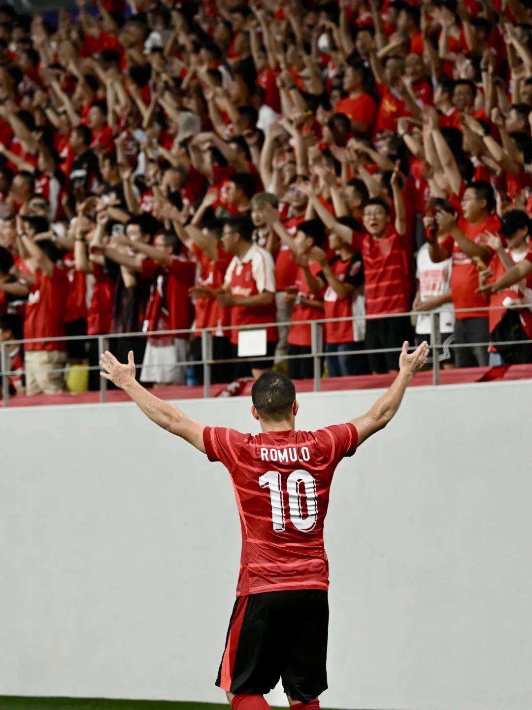 足球赛场掀起高潮,球员表现出色的简单介绍 足球赛场掀起高潮,球员表现出色的简单介绍