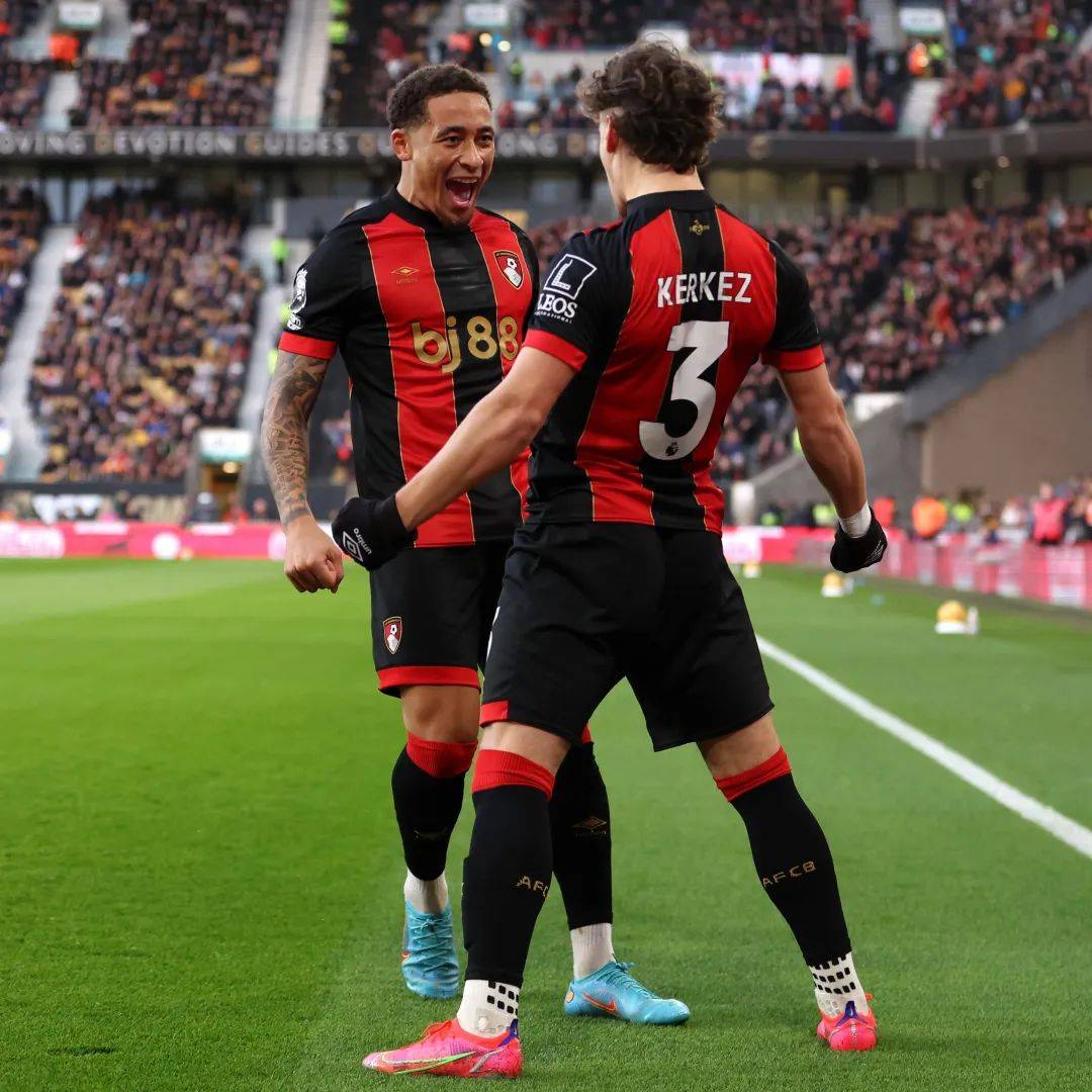 关于利兹联客场击败南安普顿，保持不败纪录的信息