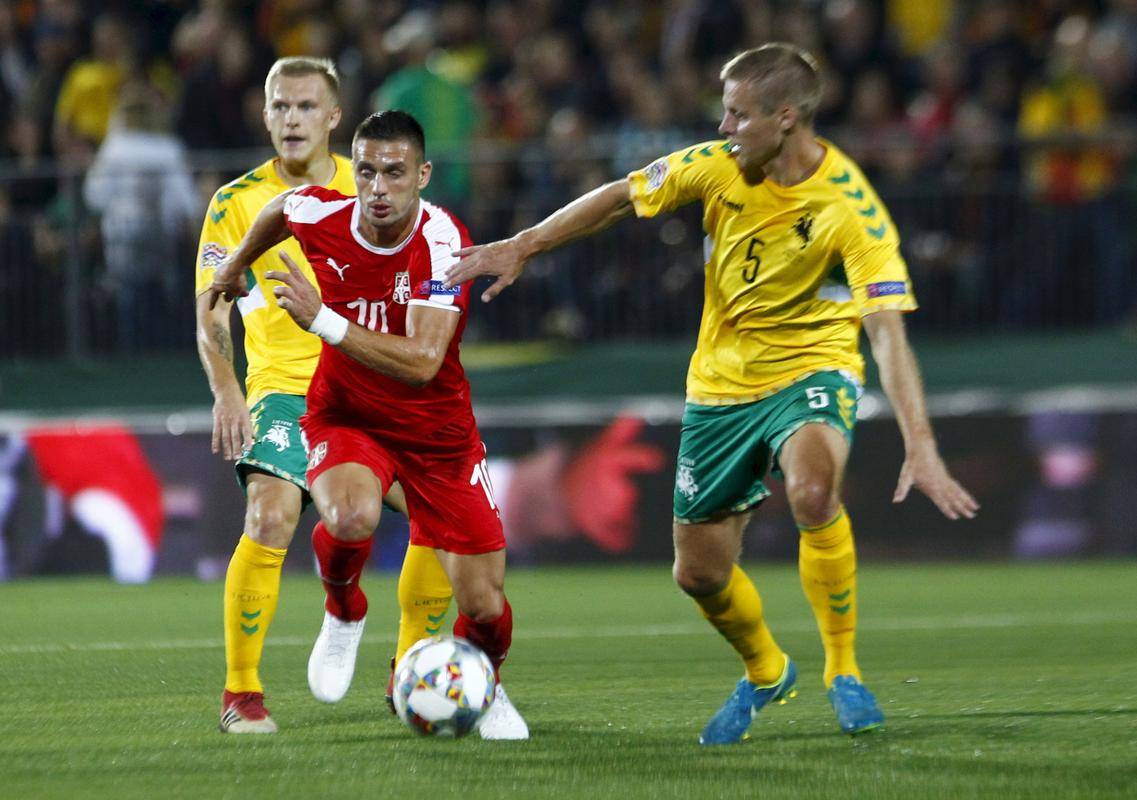 包含阿尔巴尼亚队在欧预赛中获得不败战绩的词条